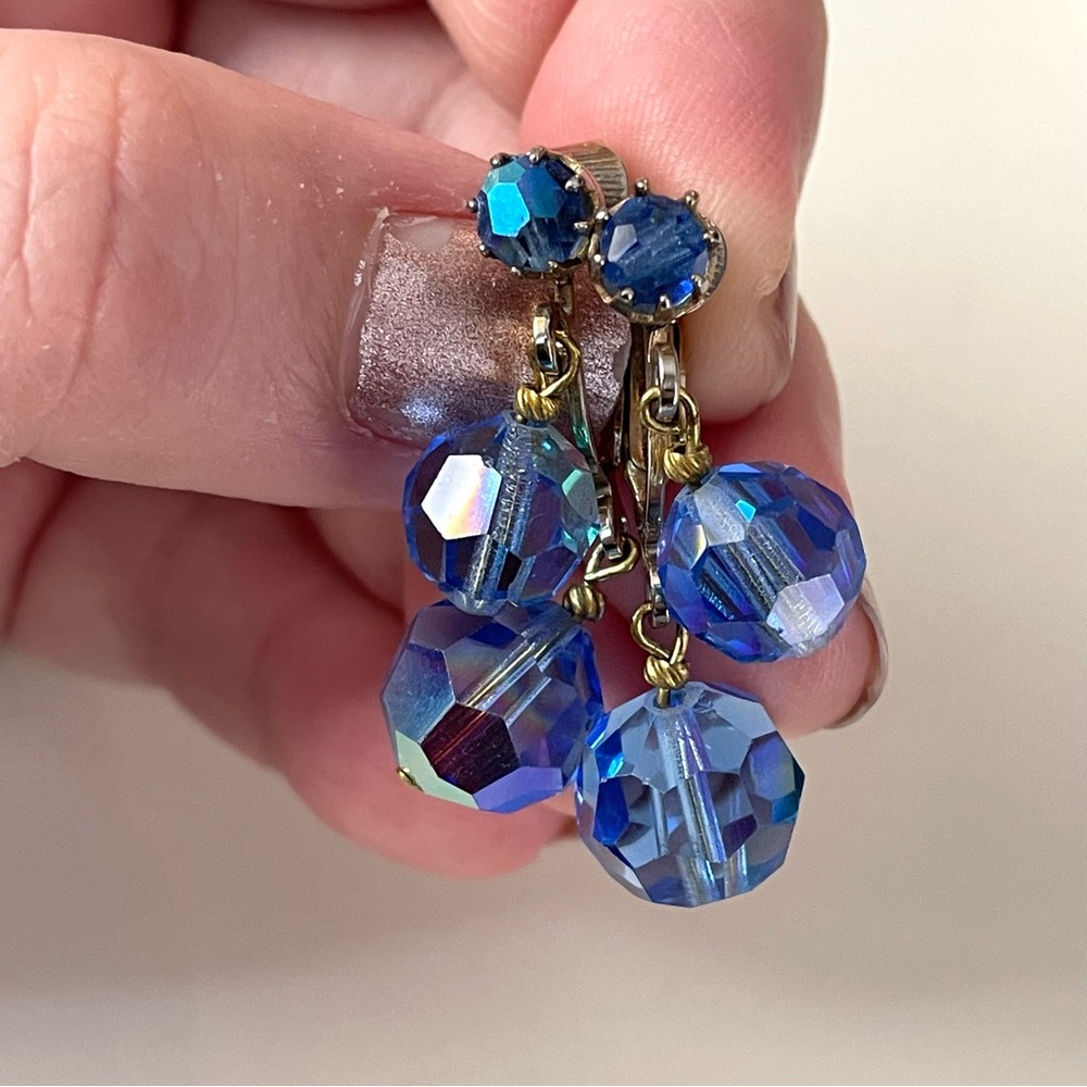 π¨π¨FINAL SALE!!π¨π¨Vintage silvertone blue AB Aurora Borealis crystal clip earrings - Picture 1 of 15